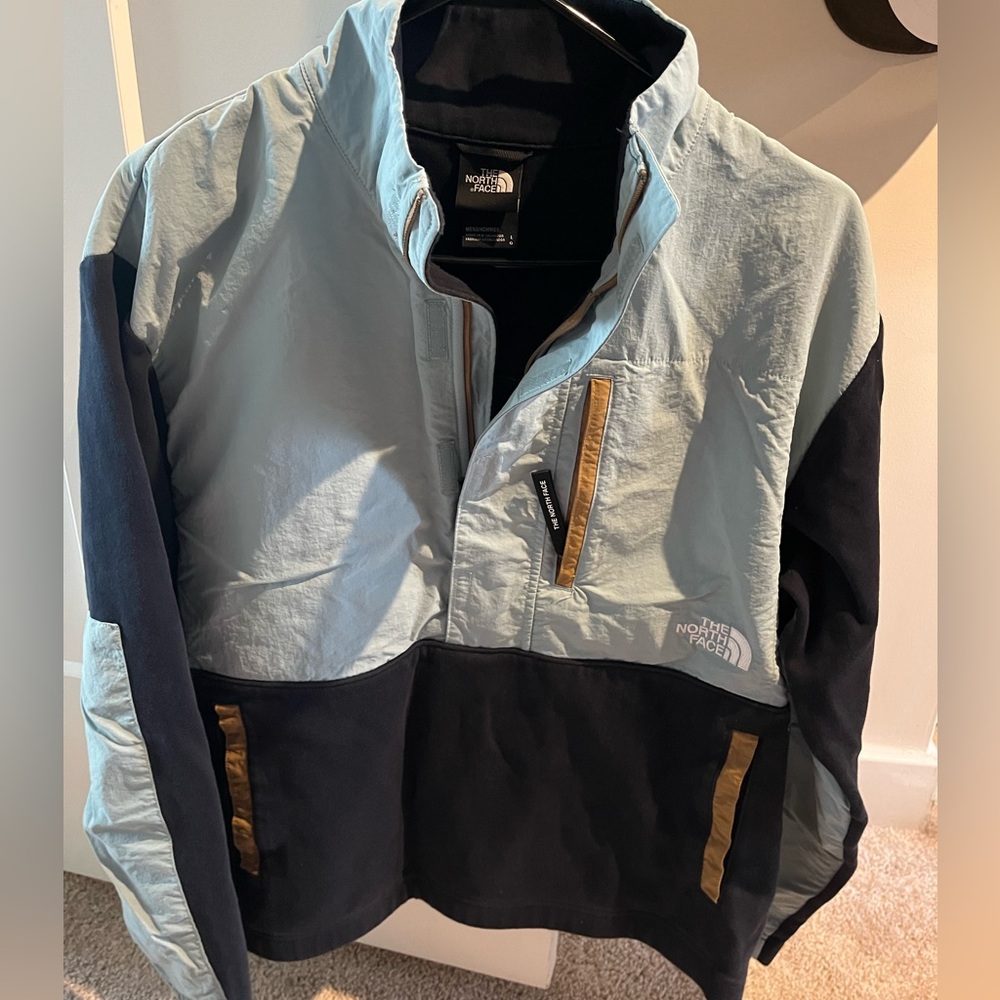 The North Face Men's Light Blue and Black half zip fleece